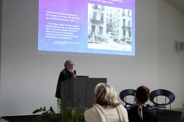 Ronald Shiffman, urbanista, architekt, profesor a spoluzakladatel neziskové organizace Pratt Center for Community Development. | Autor: Polina Davydenko.