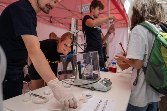 Stánek Fakulty chemické VUT na loňském festivalu. | Autor: Václav Koníček