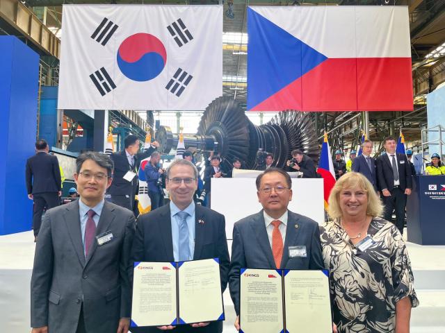 Representatives of KINGS and BUT with the memorandum, from left: dean for external relations of KINGS Ju-youl Kim, rector of BUT Ladislav Janíček, Sok-jol, president of KINGS Chang-lak Kim and vice-rector of BUT for external relations Iveta Šimberová. | Autor: Archive BUT