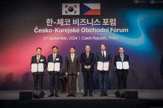 Memorandum in the field of batteries, from left: president of KETI Heedong Shin, president of KEIT YoonJong Chun, ministers of industry An Dok-kun and Josef Síkela, representatives of the CBK and BUT Tomáš Kazda and rector Ladislav Janíček. | Author: Archive BUT