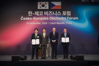 Memorandum in the field of thermal processes, from left: general manager of POSCO Europe Steve Kang, ministers of industry of Korea and the Czech Republic An Dok-kun and Josef Síkela and rector of BUT Ladislav Janíček. | Author: Archive BUT