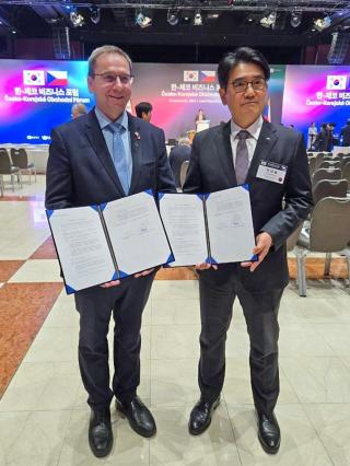 Rector of BUT Ladislav Janíček and POSCO Europe energy manager Steve Kang with a memorandum of cooperation in the field of thermal processes. | Author: Archive BUT