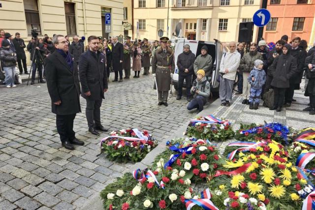 Rektor univerzity Ladislav Janíček se spolu s předsedou Studentské komory Akademického senátu (SK AS VUT) Danielem Janíkem 17. listopadu zúčastnil programu pietních akcí v Praze.  | Autor: Anna Kruljacová