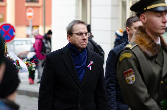 Rektor univerzity Ladislav Janíček se spolu s předsedou Studentské komory Akademického senátu (SK AS VUT) Danielem Janíkem 17. listopadu zúčastnil programu pietních akcí v Praze.  | Autor: Martin Horváth