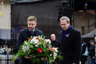 Rektor univerzity Ladislav Janíček se spolu s předsedou Studentské komory Akademického senátu (SK AS VUT) Danielem Janíkem 17. listopadu zúčastnil programu pietních akcí v Praze. | Autor: Martin Horváth