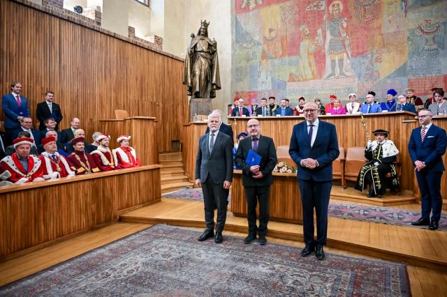 Nově jmenovaný profesor Pavel Schmid z FAST VUT. | Autor: MŠMT